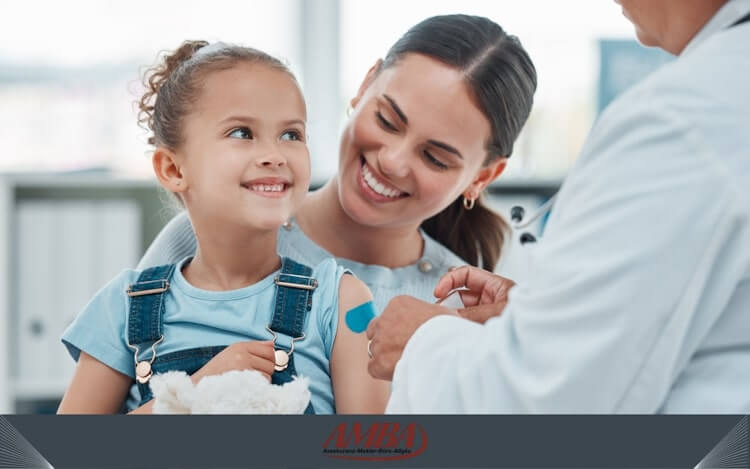 Mutter mit Kind beim Kinderarzt