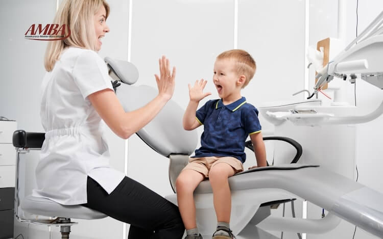 Glückliches Kind beim Zahnarztbesuch