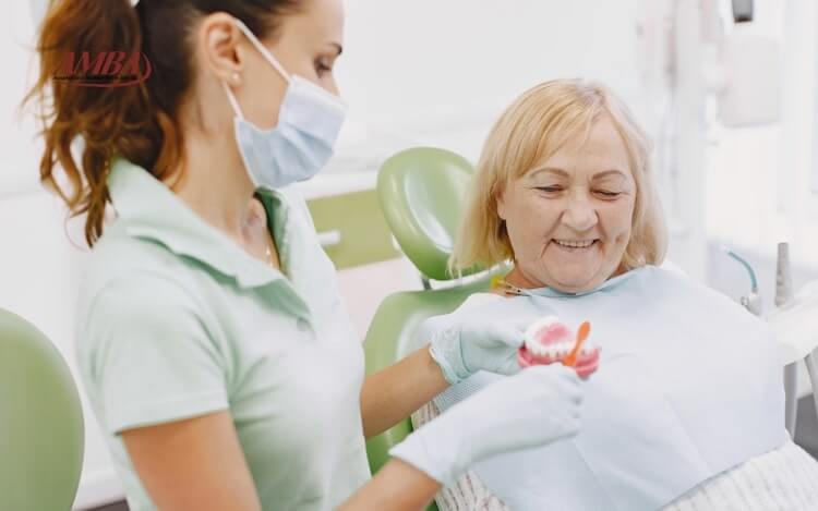Seniorin mit Zahnarzt und Zahnzusatzversicherung