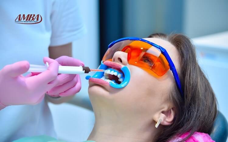 Zahnarzt mit Patientin während einer professionellen Zahnreinigung