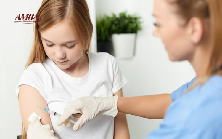 Eine Ärztin, die einem Kind eine Spritze für die Schutzimpfung gibt.