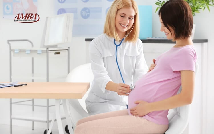 Schwangere Frau, die von einem Ärztin untersucht wird