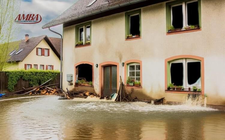 das Bild stellt typische Schadensfälle bei einem Wohngebäude dar, einschließlich einer Überschwemmung durch Hochwasser, Schaden durch Wasserrohrbruch und einen abgebrannten Dachstuhl durch Blitzschlag.