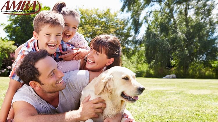 Glückliche Familie mit Familienhund 