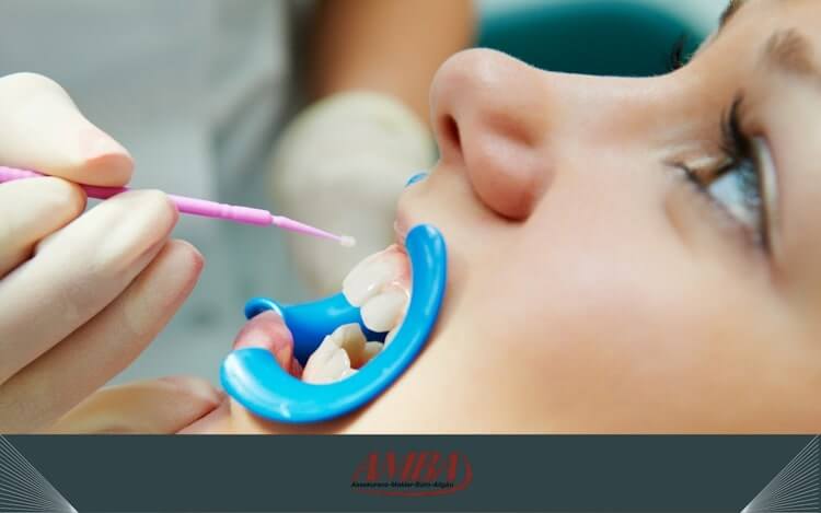 Zahnarzt führt professionelle Zahnreinigung durch