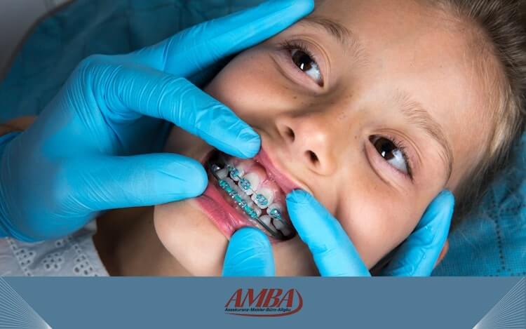 Kind beim Zahnarzt mit Zahnspange