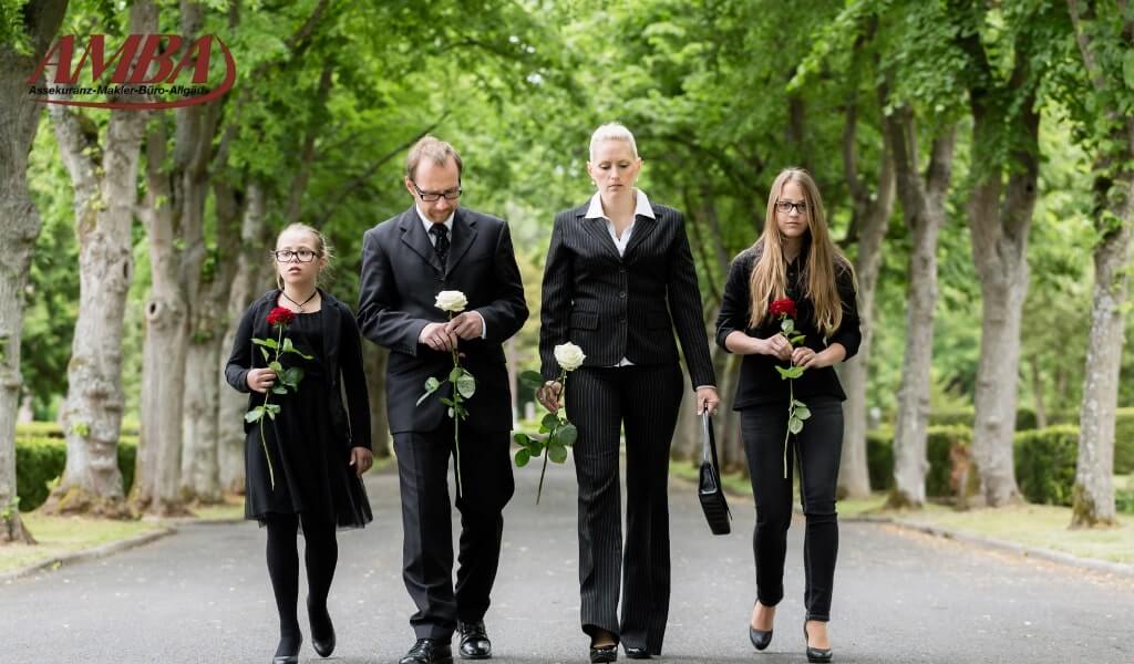 Die Familie auf dem Weg zur Beerdigung der Großeltern - mit einer Sterbeversicherung für eine sorgenfreie Zukunft vorsorgen und gemeinsam in Ruhe Abschied nehmen